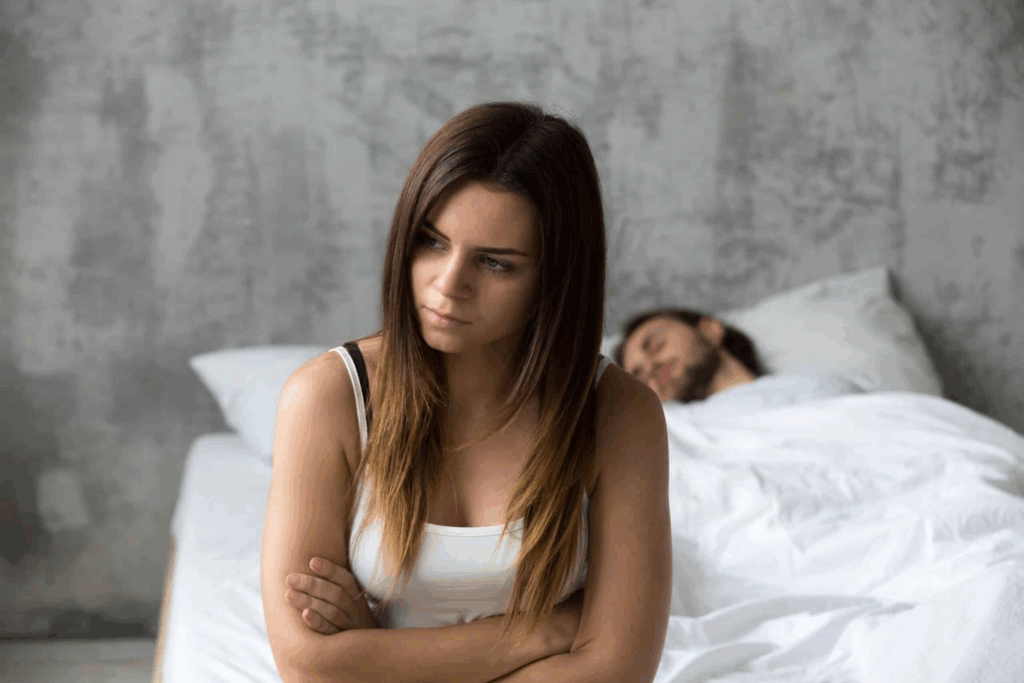 vrouw zit aan bed te denken " ik verlies mezelf in liefde"